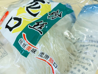 1、粉丝蒸金针菇,取出粉丝；