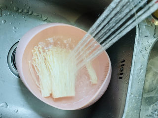 8、粉丝蒸金针菇,将金针菇用水洗净；
