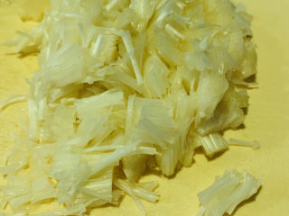 11、粉丝蒸金针菇,刚才切下来的根部处，切碎，因为这部分比较难咬，切碎比较好吃；