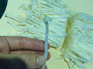 10、粉丝蒸金针菇,留带有菇帽的长根；