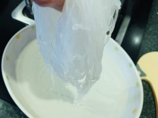 12、粉丝蒸金针菇,粉丝浸泡热水中十分钟即可；