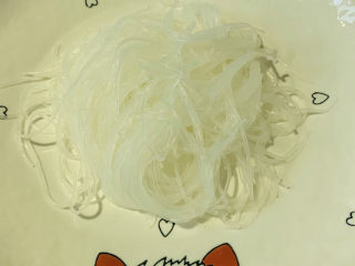 13、粉丝蒸金针菇,先装入盘中，放在盘子中间；