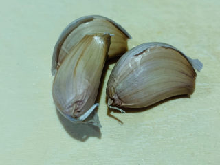 15、粉丝蒸金针菇,准备三个蒜头