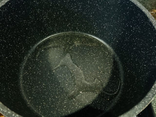 18、粉丝蒸金针菇,锅里加适量油；