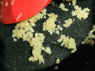 21、粉丝蒸金针菇,锅里放油，并放入蒜蓉煸炒；