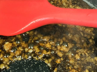 24、粉丝蒸金针菇,加入料汁，继续小火煸炒出现丰富泡沫即可；