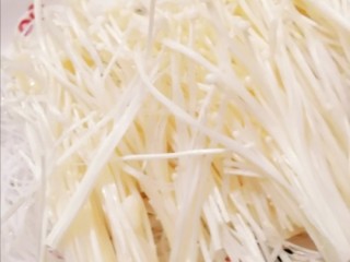 9、蒜蓉粉丝蒸金针菇,在放上一层金针菇