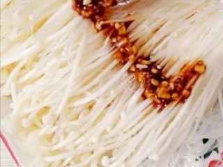 10、蒜蓉粉丝蒸金针菇,浇上调好的汁