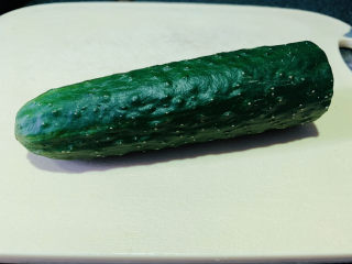 1、酸辣黄瓜条,新鲜黄瓜一根；