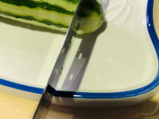 4、酸辣黄瓜条,切去黄瓜????头尾；