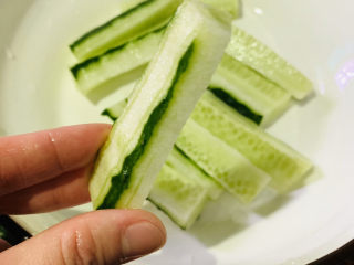 6、酸辣黄瓜条,再切条；