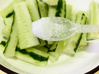 8、酸辣黄瓜条,加少许盐；