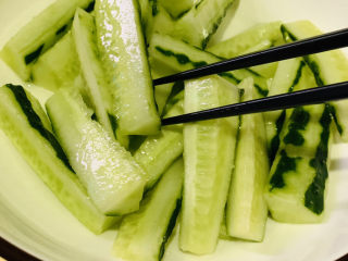 11、酸辣黄瓜条,将白糖、白醋、盐搅拌均匀；