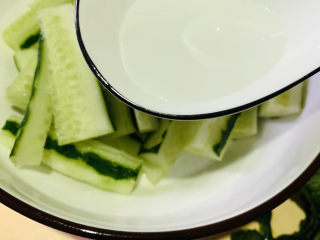 9、酸辣黄瓜条,加2勺白醋；
