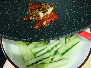 14、酸辣黄瓜条,炒香后，全部倒入装有黄瓜的碗内，搅拌均匀，腌制半小时味道更佳；