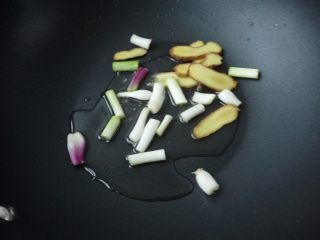 4、香葱干煸虾,下姜、葱白爆出香味