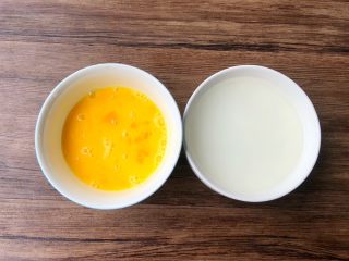 2、杂烩酸辣汤,把2个鸡蛋磕入碗里，打成蛋液待用，淀粉放入碗里，倒入适量水，搅拌成水淀粉待用。