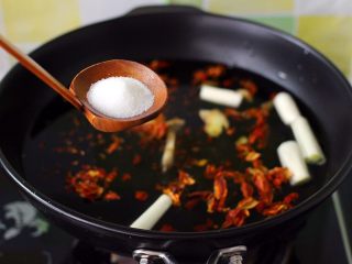 8、盐焗鸡,加入适量的盐、盐最好多放一些