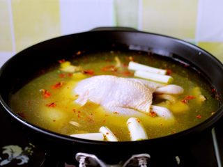 11、盐焗鸡,把腌制过夜的三黄鸡放入锅中