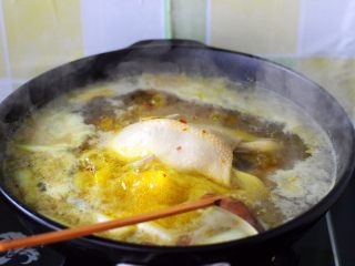 13、盐焗鸡,用勺子轻轻翻动一下三黄鸡、以免鸡皮粘到锅里、影响颜值