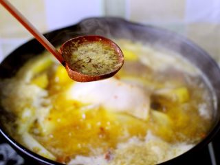 14、盐焗鸡,然后用勺子撇去浮末