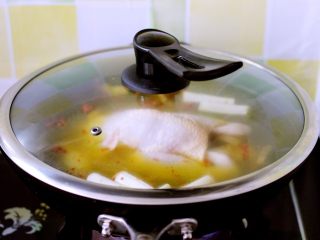 15、盐焗鸡,再盖上锅盖继续大火炖煮10分钟即可关火焖20分钟左右