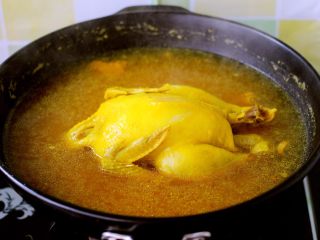 16、盐焗鸡,诱人美味的盐焗鸡就做好了、做好的盐焗鸡在锅里最好多浸泡一些时间、这样做出来的盐焗鸡味道更佳