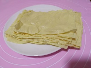 1、豆皮木耳蛋花汤,准备新鲜的豆皮，去掉两边，切成这样的规整的长方形。