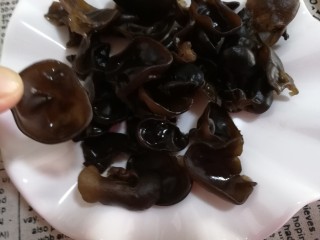 2、豆皮木耳蛋花汤,泡发好的木耳，很小的一朵朵。如果是大的木耳把它撕成小块。