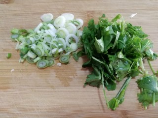 3、豆皮木耳蛋花汤,葱切片，香菜切段。
