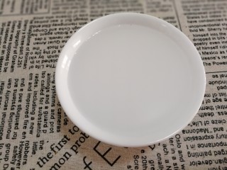 7、豆皮木耳蛋花汤,用水勾兑好。