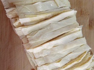 8、豆皮木耳蛋花汤,豆皮儿切成条。