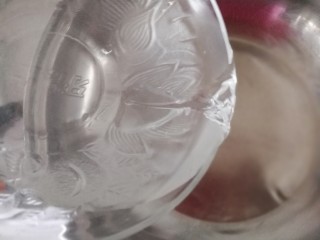 9、豆皮木耳蛋花汤,准备好以上材料锅内加入一大碗水。