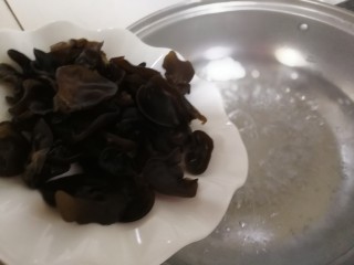 10、豆皮木耳蛋花汤,水烧开后放入木耳。