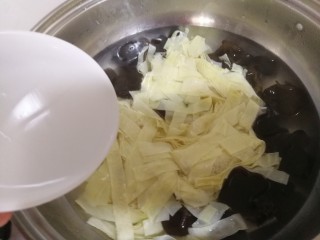12、豆皮木耳蛋花汤,稍煮一会，倒入勾兑好的淀粉。轻轻搅拌。