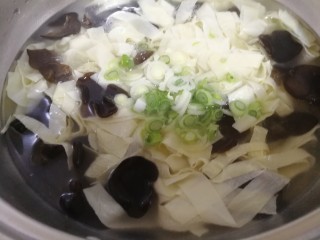 13、豆皮木耳蛋花汤,再放入葱片。