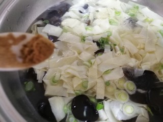 14、豆皮木耳蛋花汤,添加半小勺十三香。