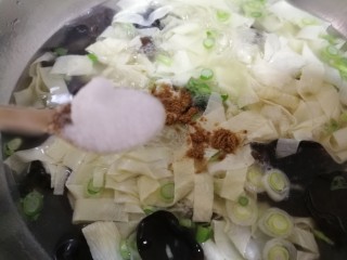 15、豆皮木耳蛋花汤,两小勺盐。