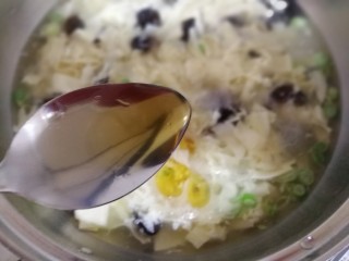 17、豆皮木耳蛋花汤,最后倒一勺香油。