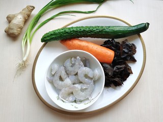 1、黄瓜木耳炒虾仁,准备所需食材。