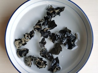 2、黄瓜木耳炒虾仁,木耳提前用温水泡发。