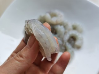 3、黄瓜木耳炒虾仁,虾仁从背部剖开去除虾线，冲洗干净。
