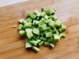 5、黄瓜木耳炒虾仁,然后切成黄瓜丁。