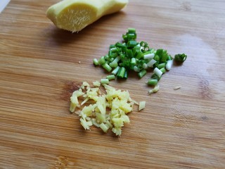 8、黄瓜木耳炒虾仁,小葱切成葱花，生姜切成姜末