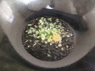 11、黄瓜木耳炒虾仁,炒锅烧热后放油，加入葱花和姜末爆香。