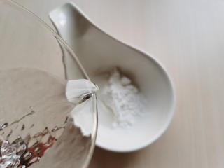 9、黄瓜木耳炒虾仁,提前往一小碗里加入一勺淀粉，加入适量的清水搅匀