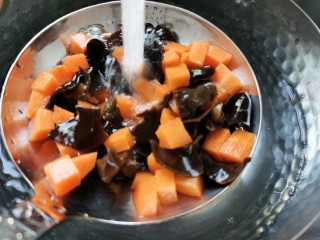 10、黄瓜木耳炒虾仁,将胡萝卜和木耳放入沸水中焯水几秒钟，捞出用冷水冲一下，控水备用。