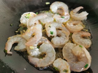 12、黄瓜木耳炒虾仁,倒入虾仁翻炒。