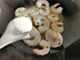 14、黄瓜木耳炒虾仁,加入少许的食盐、白糖和少许胡椒粉。白糖不要很多，根据个人口味添加。
