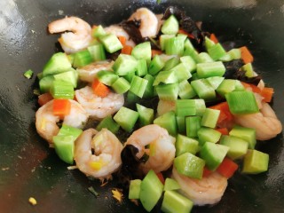 15、黄瓜木耳炒虾仁,然后加入胡萝卜丁、黄瓜丁木耳，大火快速翻炒